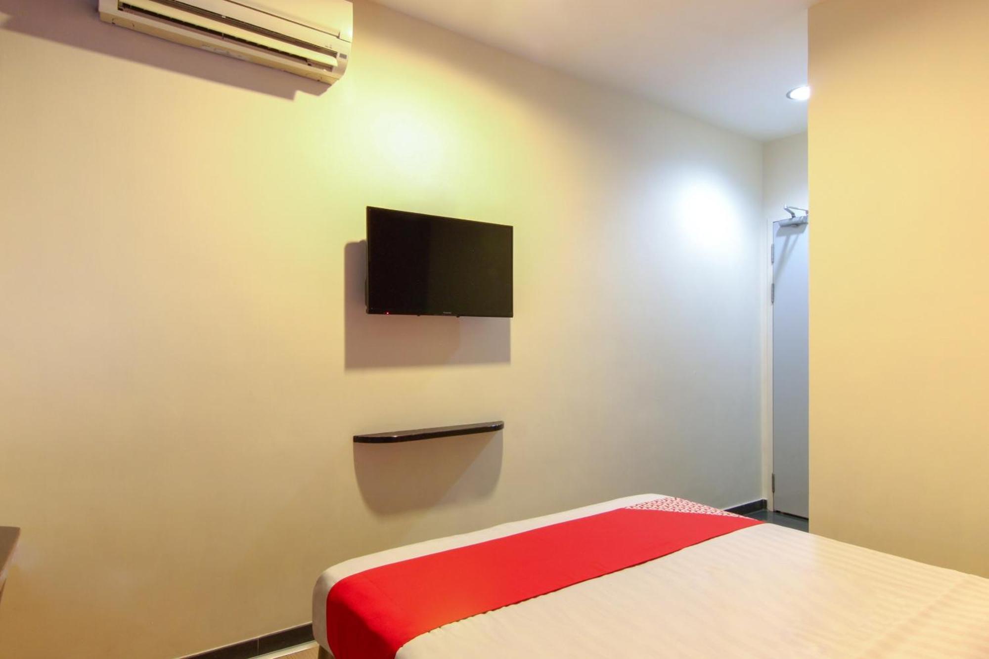 OYO 43930 Hotel Esplanade SDK Exterior foto