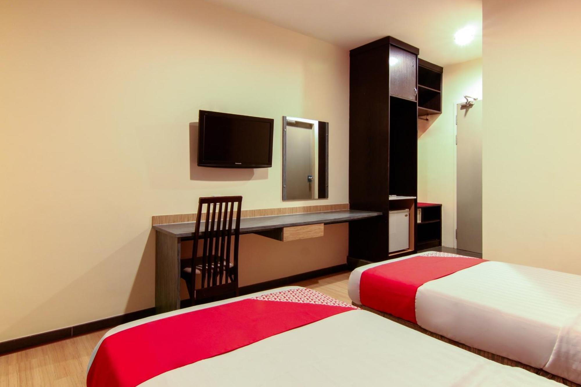 OYO 43930 Hotel Esplanade SDK Exterior foto